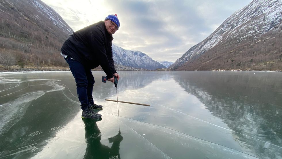 TJUKK IS: Sipke Paulides målar isen til 22 centimeter. Det er meir enn tjukk nok til å gå på, forklarar han.