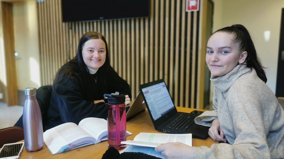 NØGDE: Birgitte Sandvik (Venstre i biletet) og Edita Kamber trivst som høgskulestudentar i Sogndal. Likevel er dei overraska over at trivselen ser ut til å vere like høg blandt studentar som før koronatida.