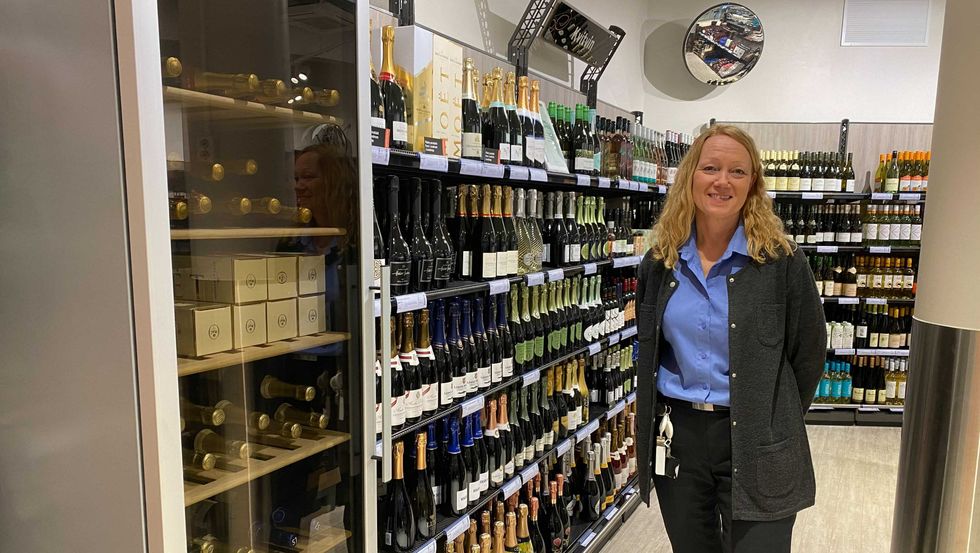 FORNØYD: Mildrid Uvaas Kvamsdal er svært fornøyd med både salet på vinmonopolet i Årdal, og på at kundane oppfører seg etter smitteverntiltaka.