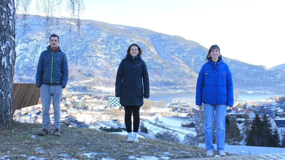 Alexander Maschler (t.v) frå Italia, og Lily Verboom og Eva Kaandorp frå Nederland skal vera eit semester i Sogndal.