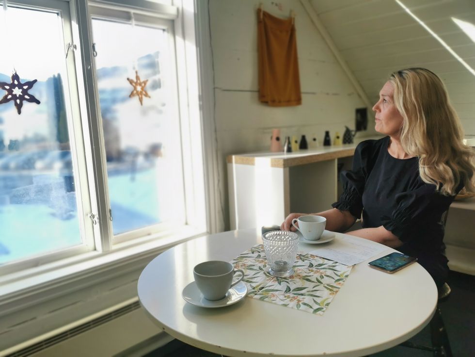 TØFF TID: Det siste året har bydd på mange utfordringar for eigar Lise Sundberg ved Kafè krydder. Sjølv er ho fast bestemt på å sjå framover, og lære av utfordringane.