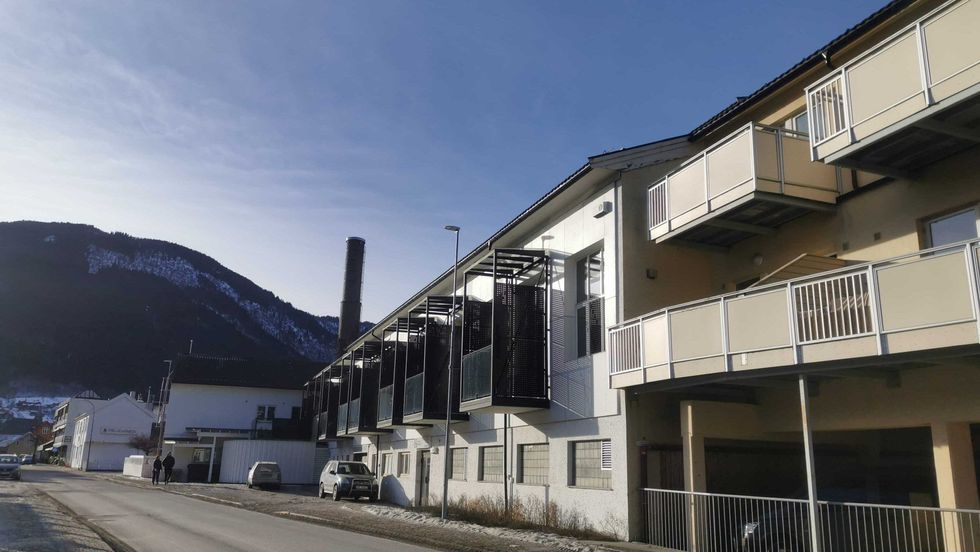 SELD: Ein leilegheit med inngang på baksida av dette leilighetskomplekset vart seld i Fjørevegen i Sogndal.