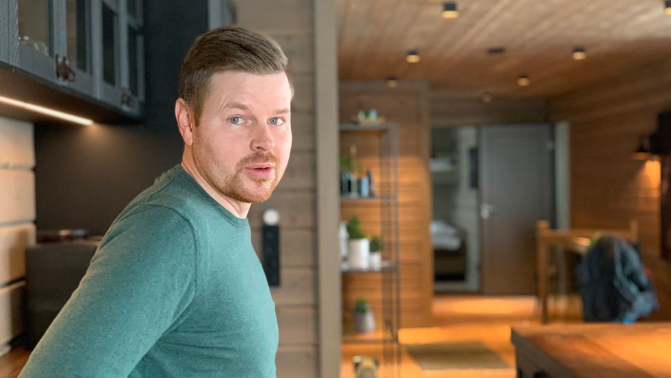 LOKALT: Svein Ove Bergseth har stort sett lokale gjestar på hytta i Hodlekve.