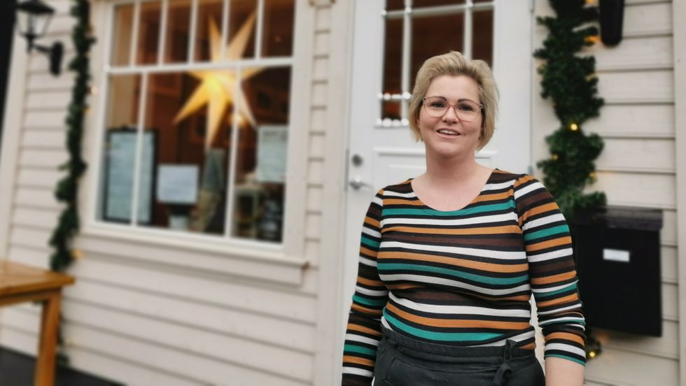 TRYGT: Dagleg leiar for Malena kafé i Vadheim, Marita Mossestad, seier at det er trygt å besøke kafeen, som følgjer alle retningslinjer. Dei som likevel ikkje tek sjansen på kafébesøk, kan no handle «take away»-mat.