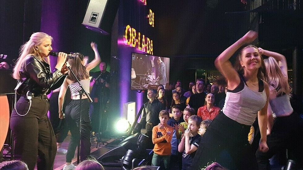 Kontrasten er stor frå eit utseld Larris scene med over 600 i salen i fjor, til heilt utan publikum i kveld. Her er dei unge rockarane i Jackbow på scena under Luttprisen for eitt år sidan.