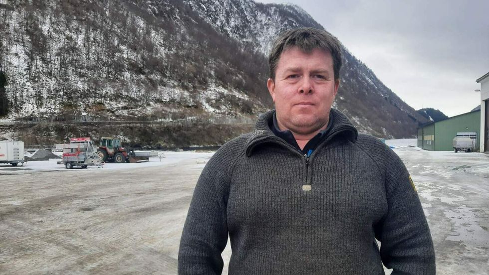 ENGASJERT: Leif Arne Fureli både bur og driv næringsverksemd i Kråkevika i Vadheim. Han har lenge jobba for å få redusert byggjehøgda på eit landbasert oppdrettsanlegg som er planlagt i området.