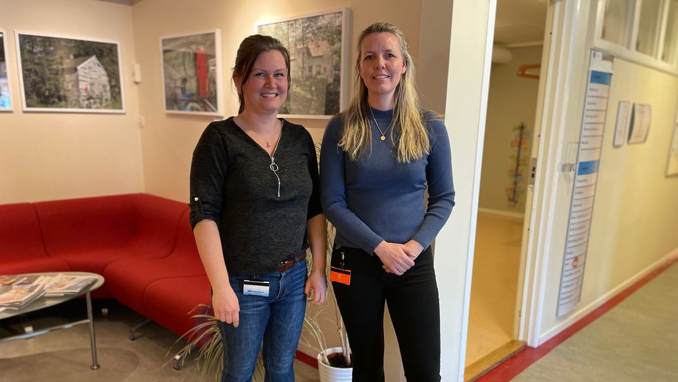 STARTAR: Dagleg leiar ved Gulen frivilligsentral, Vivian Våge (t.v.), og frivilligkoordinator Kristin Kvamme Rasch (t.h.) startar opp BUA-ordninga i Gulen kommune.