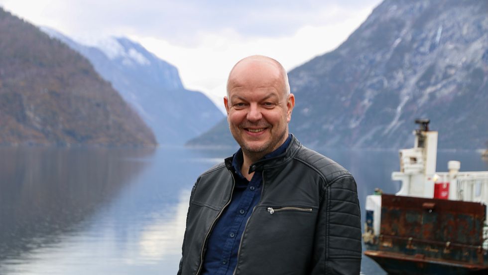 KAN SMILE: Årdal har greidd seg mykje betre gjennom pandemien enn ordførar Hilmar Høl først frykta.