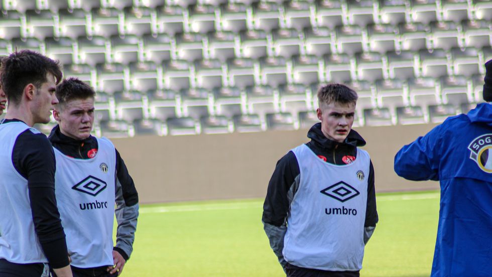 UNGE LOVANDE: Eirik Flataker (t.v.) og Vegard Halset på trening med A-laget. Begge er lovande spelarar som har bestemt seg for å satsa tungt på fotballen.