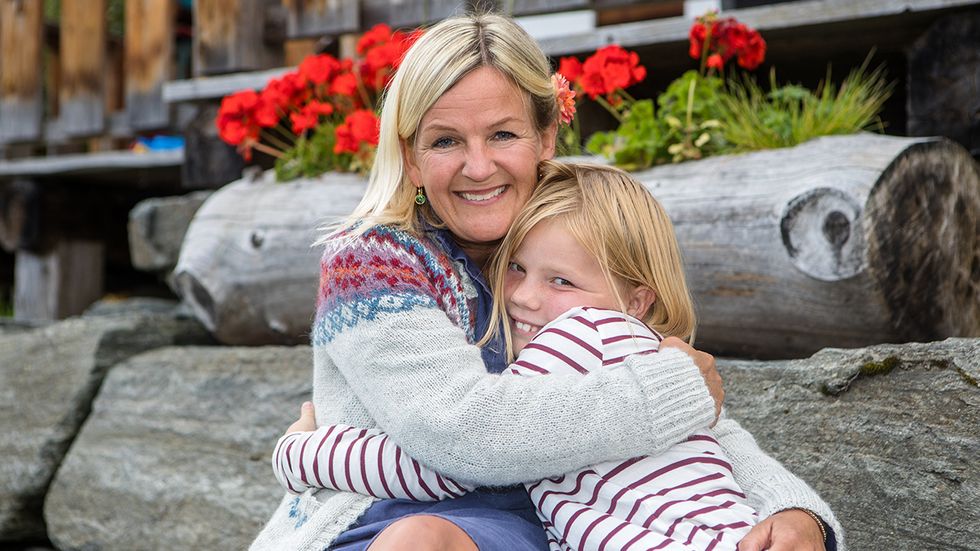 AVREISE: Kristin og dottera Aurora heime på Stigagarden, snart klare for å reise til Danmark.