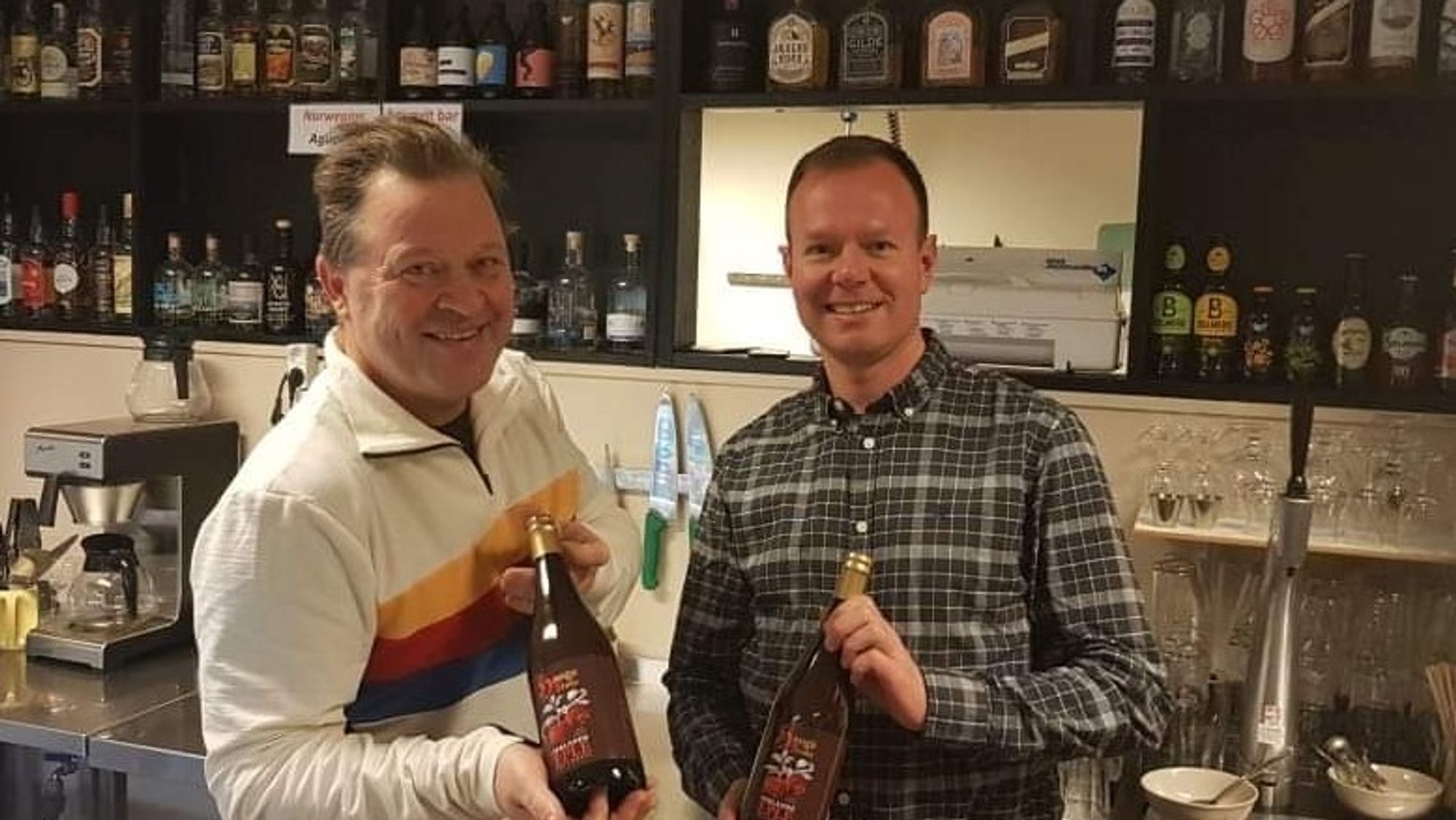 HØG INTERESSE: Cideren til Hestetun har vekt mykje merksemd, til og med hos TV-personlegheiten Arne Hjeltnes