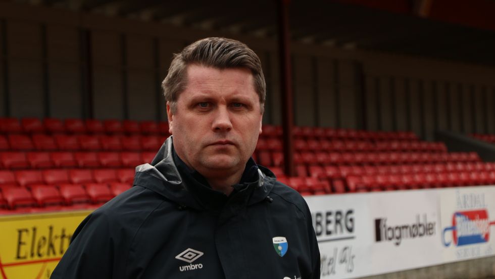 I FARE: Sesongstarten står i fare for Årdal FK og trenar Morten Brandsdal. Han er blandt fleire som meiner breiddefotballen som ønskjer regionale tilpasningar.