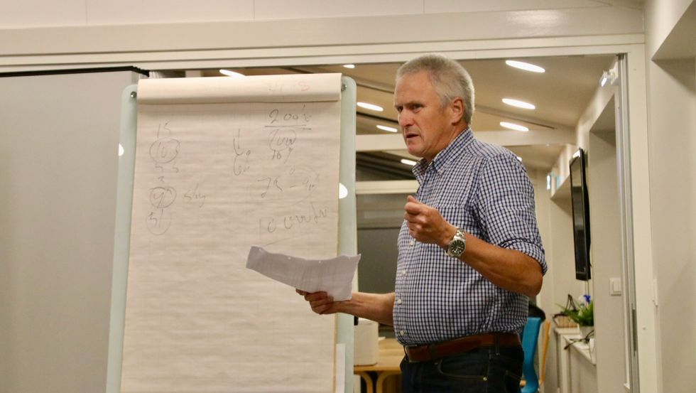 ARBEIDSPLASS: Knut Strømsnes er dagleg leiar ved Slakteriet Brekke, som er ein viktig arbeidsplass lokalt. Dersom det kjem fleire slaktebåtar, kan slakteria langs kysten vere trua.