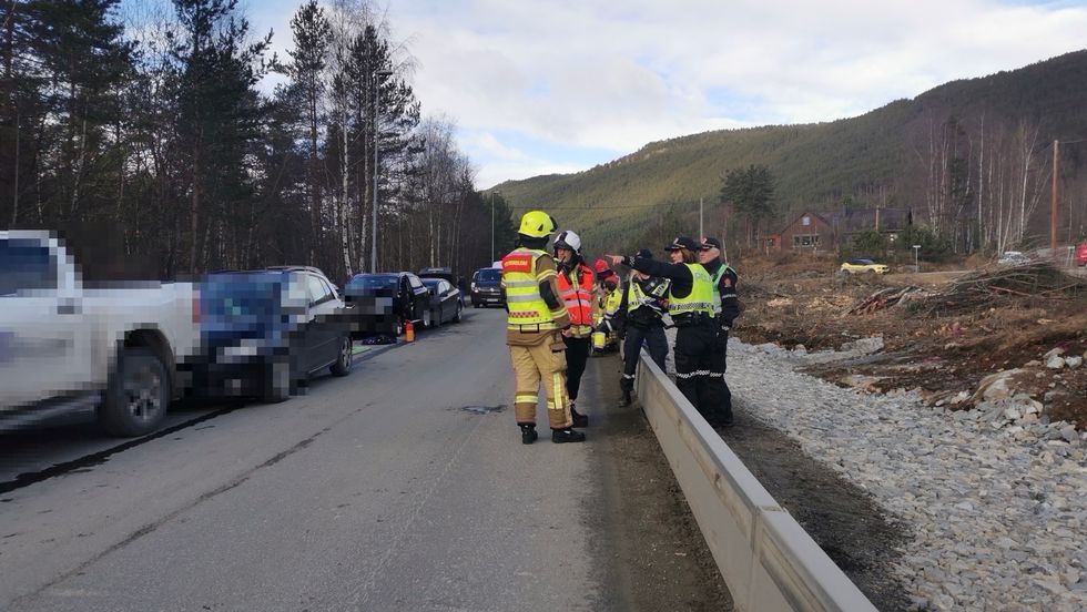 Fem bilar er involvert i ulukka.