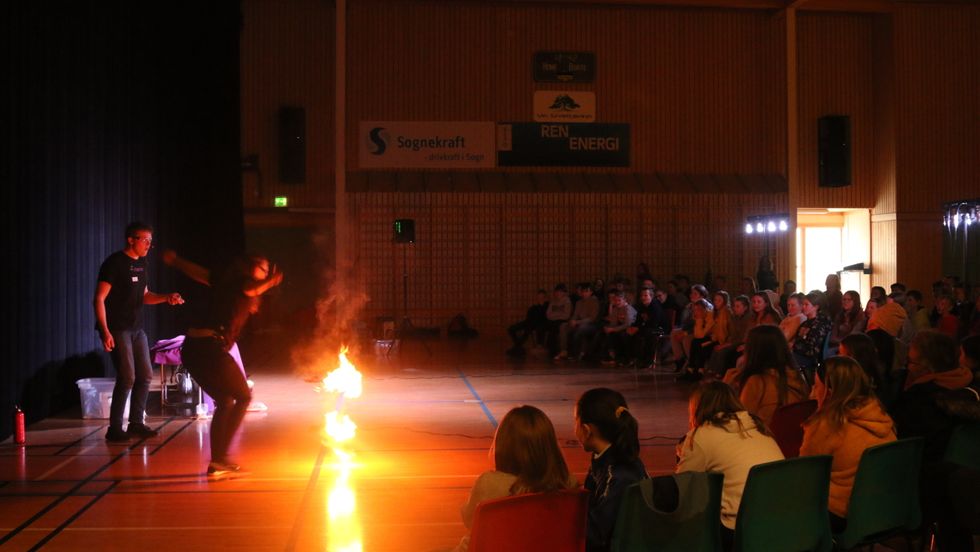 FYR OG FLAMME: Det vart pyroshow då ViteMeir hadde si første presentasjon på mininutrnèen deira, ved Flatbygdi skule onsdag.