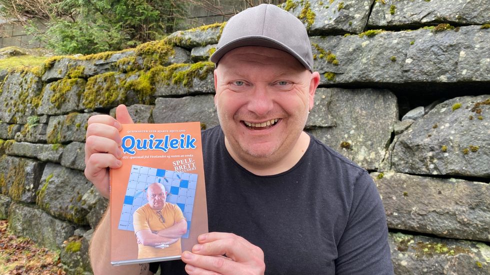 NØGD: Geir Bjarte Hjetland held stolt fram sin nyfødte "baby". Han debuterar som forfattar med si aller første quizbok.