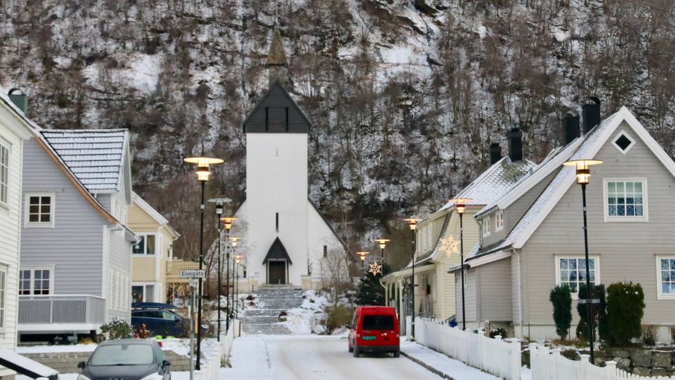 STILLLE: Det er ikkje mange å sjå gatelangs i Høyanger om dagen. Tala frå undersøkinga gjeld bygder generelt, ikkje Høyanger spesielt