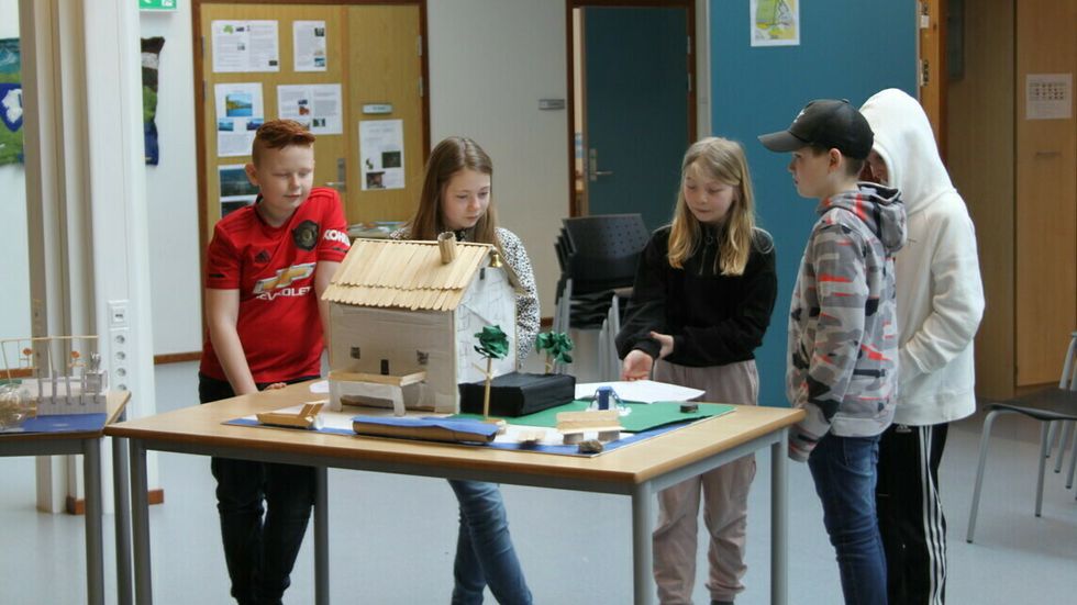MODELLAR: Papp, ispinnar, papir, og dorullar var noko av det elevane tok i bruk for å visualisera sine idear om korleis verdsarvsenteret skulle sjå ut.