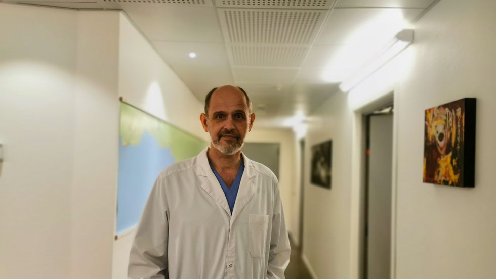 USIKKER: Kommuneoverlege Leiv Erik Husabø i Sogndal er usikker på om dei skal gjennomføre innkallingane til vaksineringsrundane av AstraZeneca-vaksinen, etter dei nye anbefalingane.