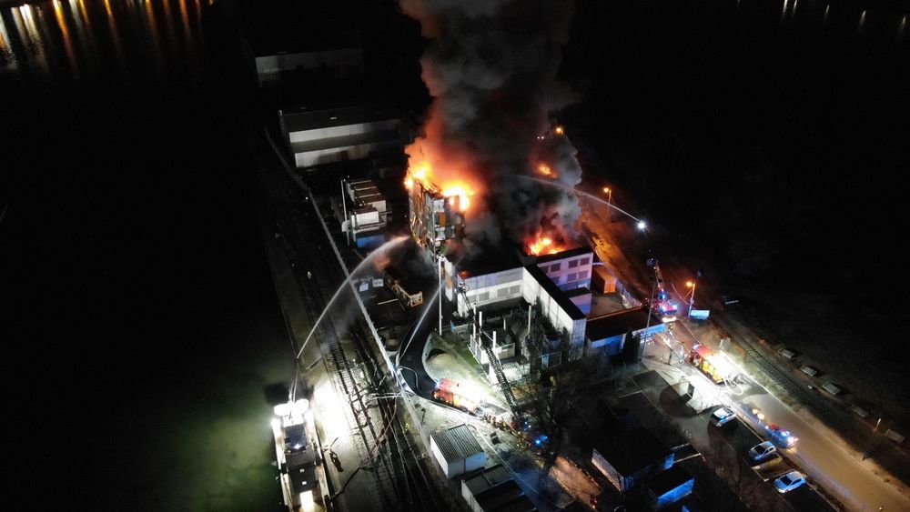 Et ukjent antall servere ble slukt av flammene da anlegget i Strasbourg brant natt til i dag. Slokkearbeid ved hjelp av pumpebåter gjorde det mulig å redde flere av bygningene rundt.