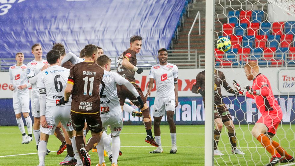 PUNKTUM: Markus Nakkim sett inn Mjøndalen sin 3-2 skåring mot Sogndal i kvaliken 28. desember, den siste kampen Sogndal spelte i 2020.