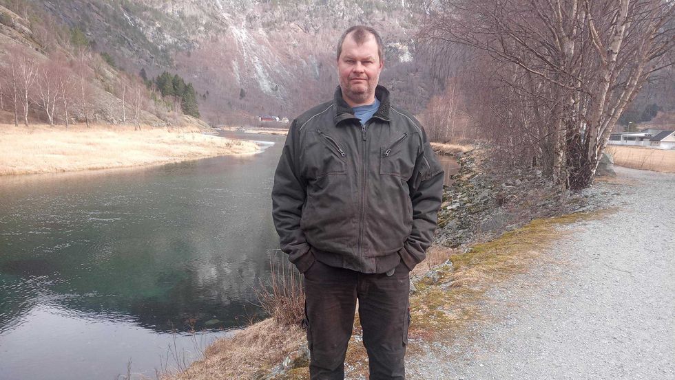 OPPGITT: Grunneigar Per Hjermann er oppgitt over at laksefangst i elva no vil verte ulovleg.