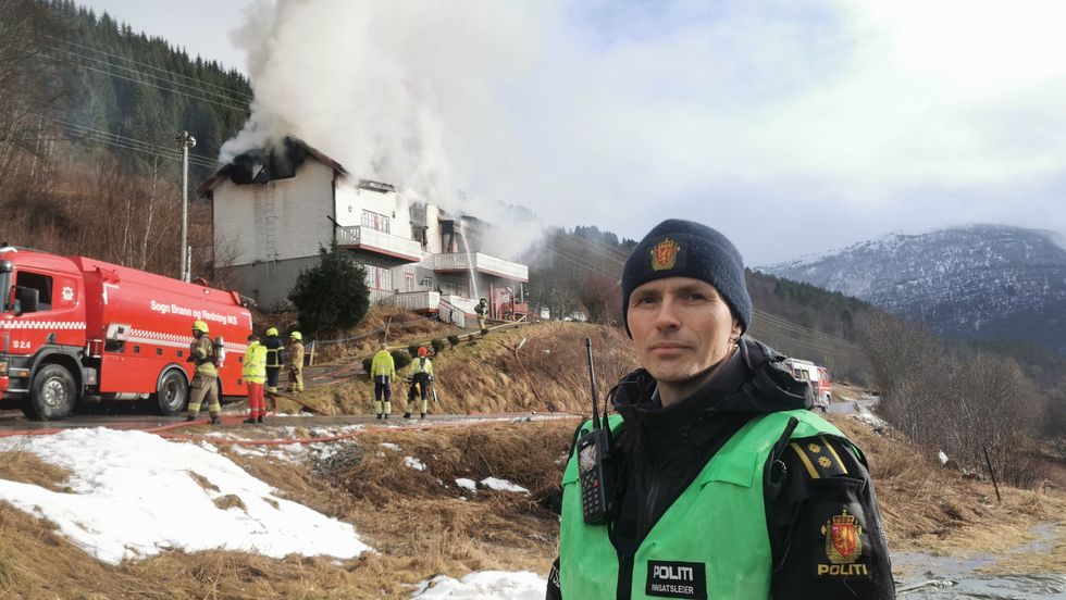 MYKJE RØYK: Røyken frå huset som tok fyr stod ved Kjos på Hafslo høgt opp mot himmelen bak innsatsleiar Eirik Skjerdal.
