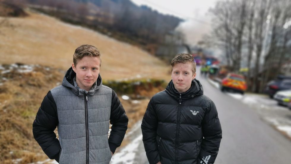 HELTEMODIG INNSATS: Tvillingbrørne Benjamin (T.v) og Gabriel Skjerven Afdal spurta til det brennande huset for å hjelpe, då dei såg røykskyane synte seg.