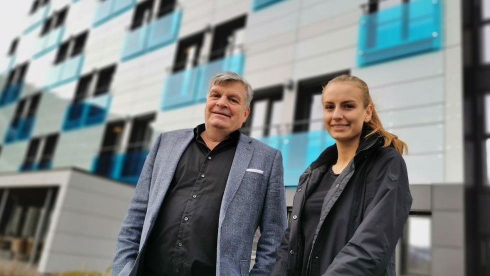 SAMAN OM UTFORDRINGANE: Det siste året har bydd på fleire prøvelsar enn hotelleigar Jørgen Christian Lindstrøm og dottera Marie Elisabeth ved Quality hotel Sogndal hadde håpa på.