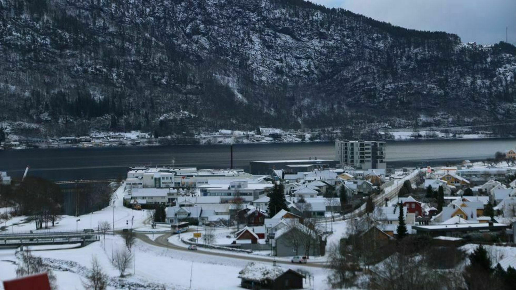 Feil i styringssystemet reagerte som om at det var brot. Fleire plassar i Sogndal kan ha mista vatnet.