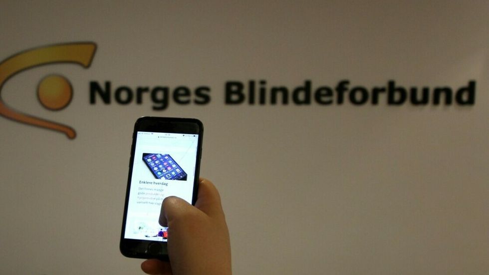 UTFORDRANDE FOR MANGE: Det er ikkje alle som har barn og barnebarn som kan ta den digitale opplæringen for ein aukande andel eldre.
