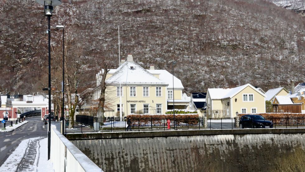 SENTRALT: Høyanger hotell ligg midt i sentrum.