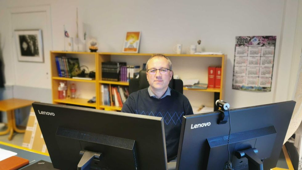 OPNAR SKULEN: Ordførar Arnstein Menes vil ikkje innføre strengare smittevernstiltak no.