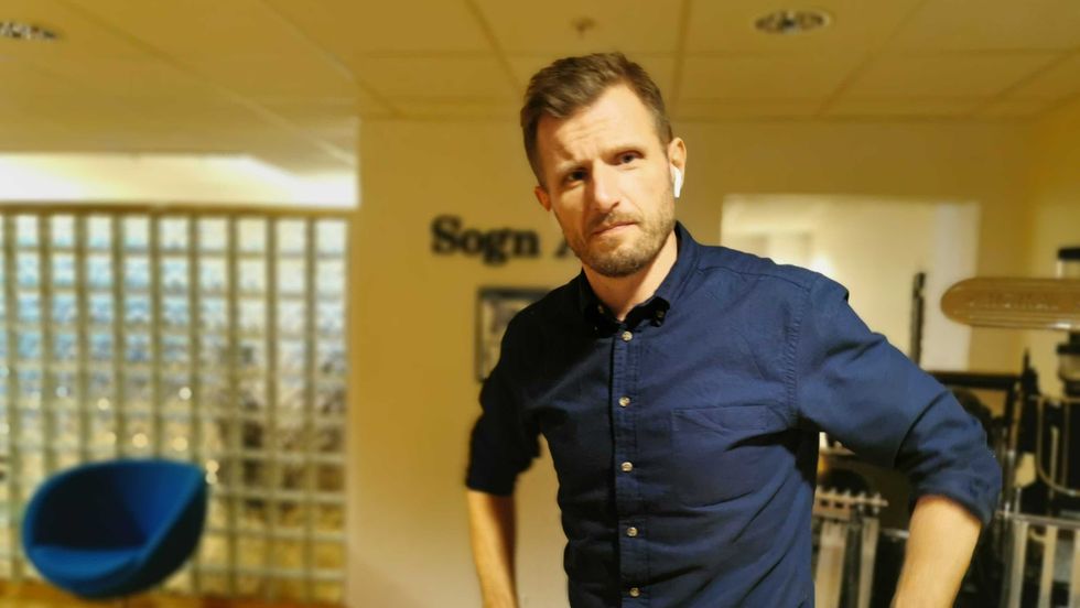 TRAVEL: Redaktør i Sogn Avis Arve Uglum har hatt ein hektisk arbeidsdag etter annonseringa til avisa.