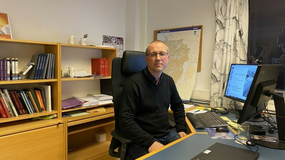 HÅPAR: Nok ein dag har gått utan, hittil, positive prøvesvar i samband med utbrotet på Kaupanger. Ordførar Arnstein Menes kryssar fingrane for at det held fram.