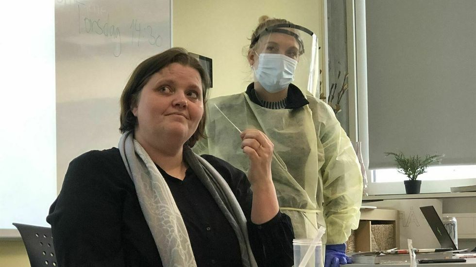 MANGE SKULAR: 24 skular blir med på koronamassetestinga etter påske. Her får rektor Karen Kristine Rasmussen ved Fyllingsdalen VGS prøve seg fram.