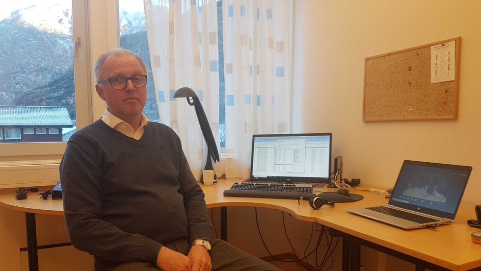 TESTING: Kommuneoverlege Frode Myklebust fortel at mange vart testa i går. I dag skal endå fleire testast.
