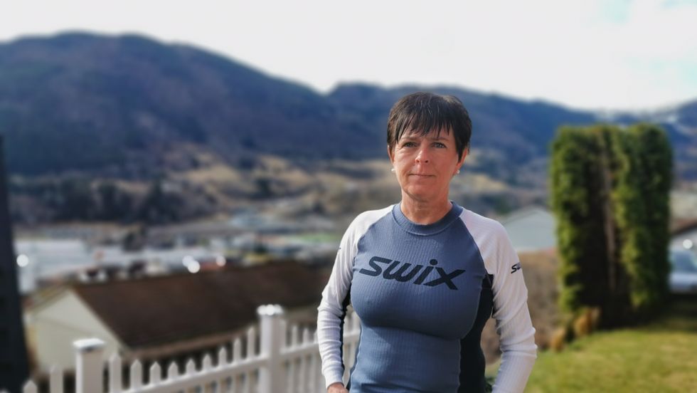 SPENT: May Lene Heggestad vart liggande i senga etter første runde med AstraZeneca-vaksinen. Dersom myndigheitene godkjenner vidare bruk av vaksinen, er ho blant fleire som er usikre på om dei vil takke ja.