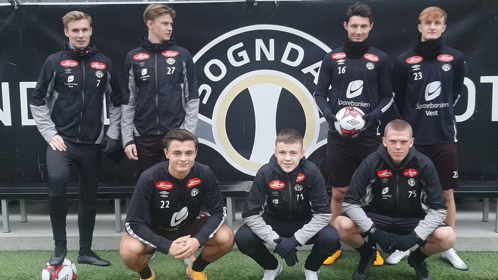 FRAMSTORMANDE: Unge og taientfulle i sogndalsdrakta. B.fv Sivert Mannsverk, Adrian Solberg, Eirik Lereng og Anders J. Nord. F.fv Eivind Helgesen, Johan J. Bakke og Mathias Sundberg