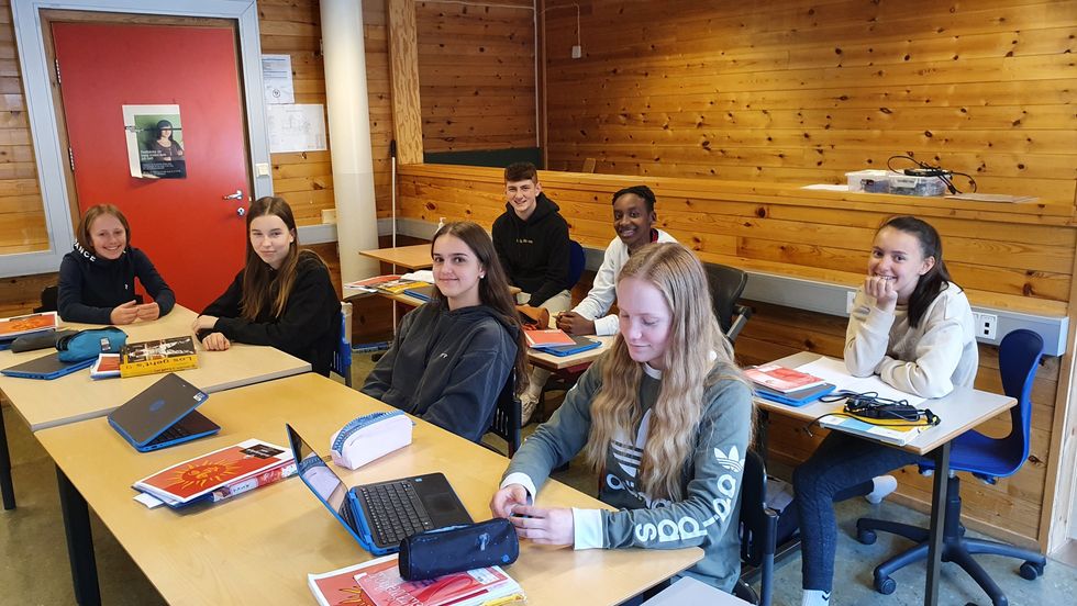 TILBAKE: Tysk-gruppa ved niande klasse kunne smile breidt over å vere samla igjen på skulebenken. Framme frå venstre: Marte Senneset Aaberge, Bertine Bruland Selseng , Ida Øyre Osuch og Eline Grønsberg. Bak frå v: Ali Hussein Selmann, Kriss Havila Bonabandi og Inge Langen Dale.
