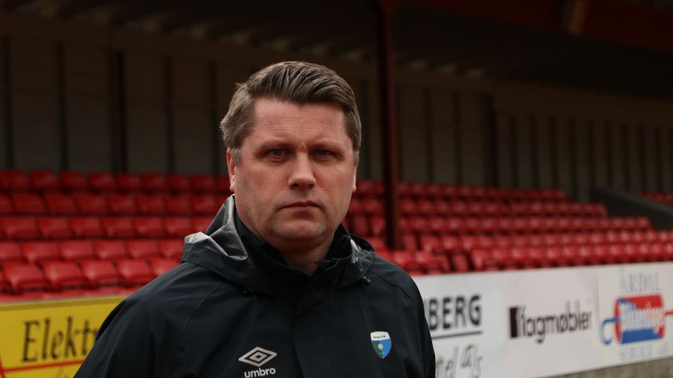 LYSARE TIDER: Årdal FK-trenar Morten Brandsdal kan snart byrje å trekke på smilebåndet - nye steg for gjenopning av breiddeidretten vart tatt i dag.