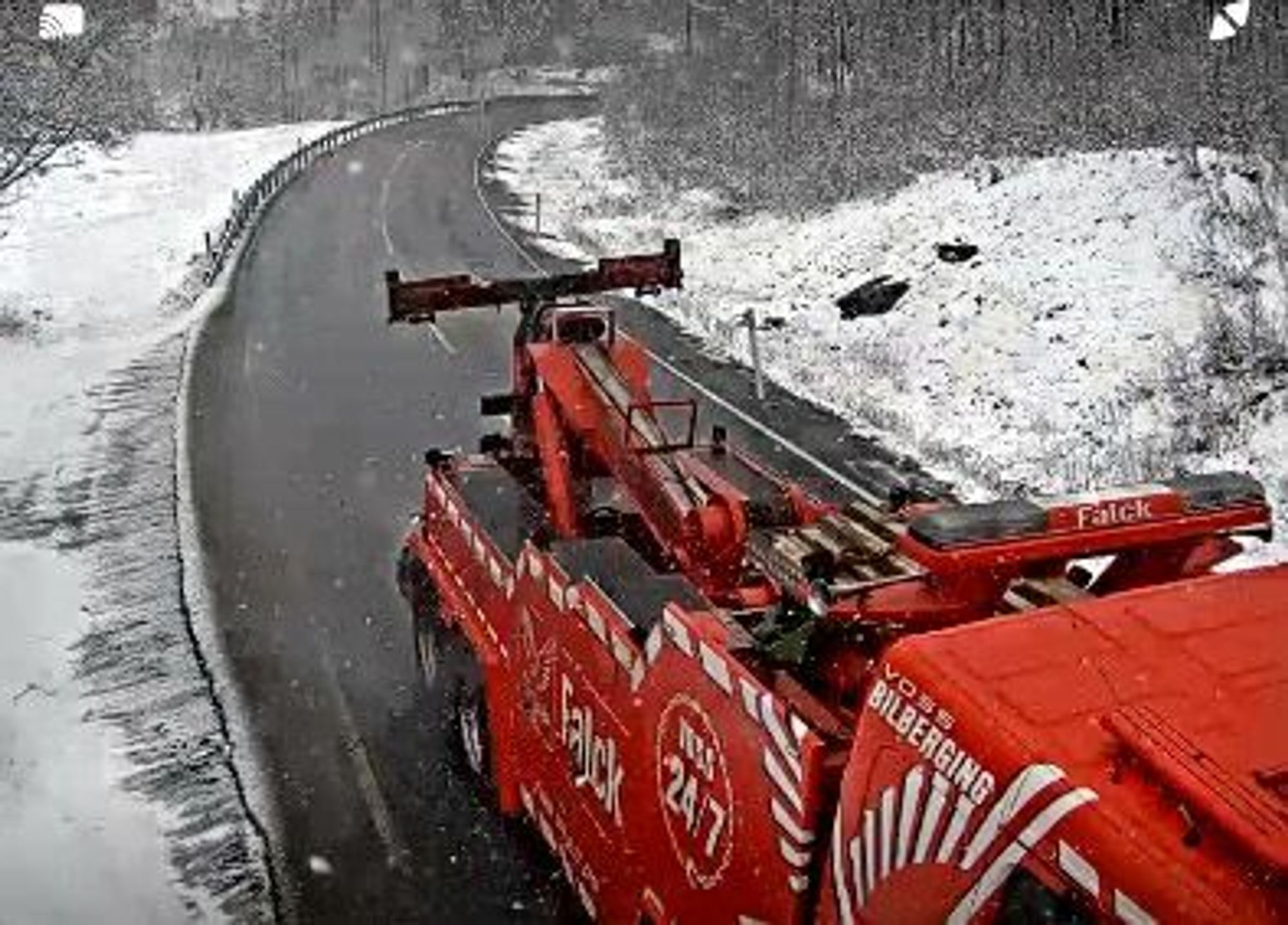 NO: Alvorleg trafikkulukke på E16 inn mot Gudvangen. Ein person fastklemd.