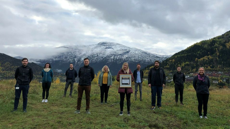 Kundebehandlerne hos Sognenett har dratt i land prisen som best i landet, på tvers av alle bransjer. Her fotografert etter å ha fått diplom i fjorårets kåring.