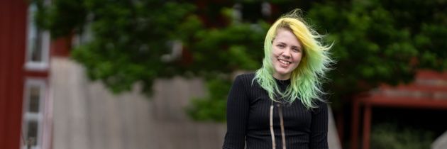 Naboane står og skrik i vindauget når Nora Helen (18) køyrer forbi