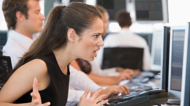 Sint og frustrert kvinne ser på pc-skjerm.