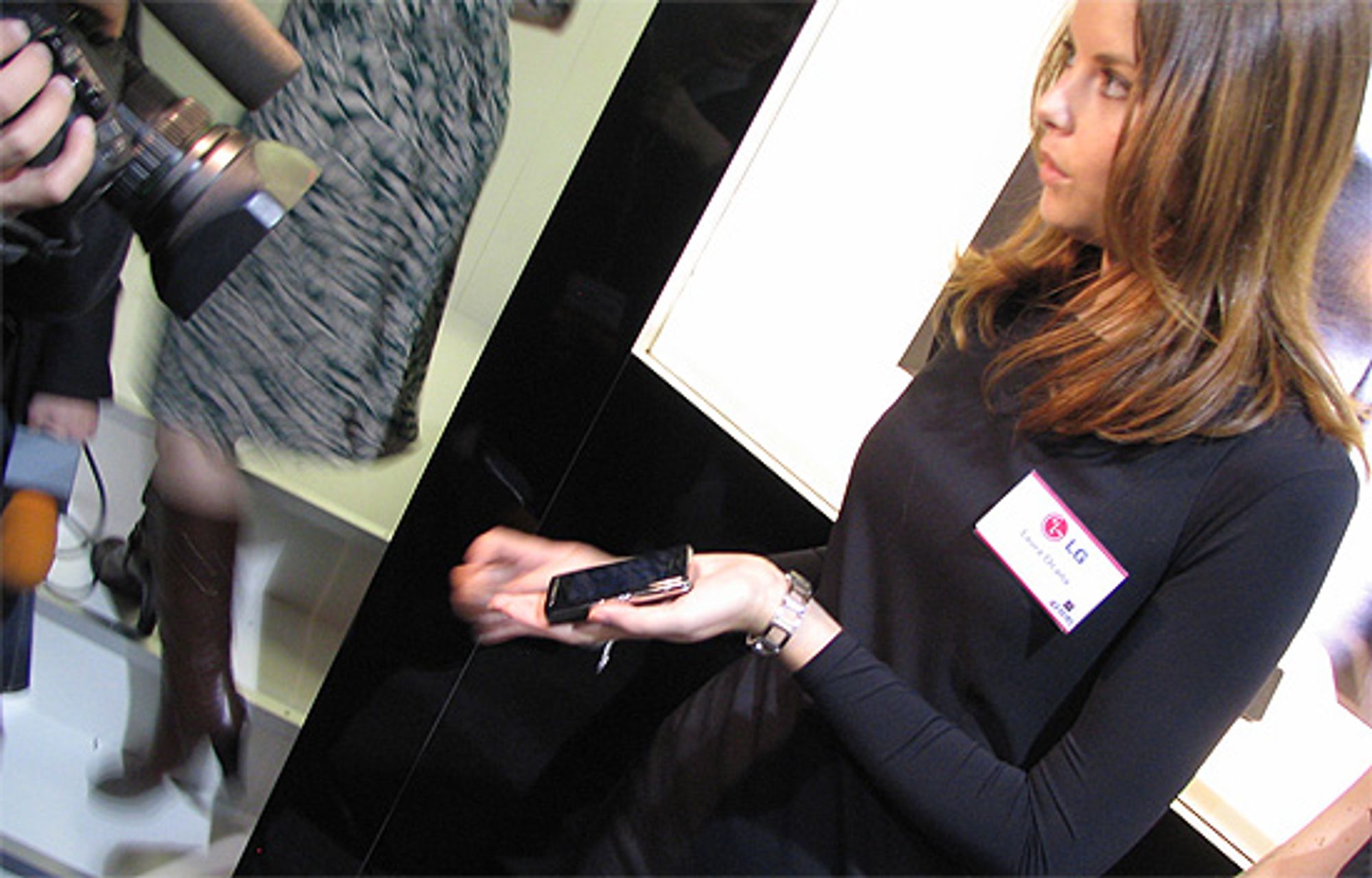 LG viser frem Prada-telefonen. (Alle foto: Marius Valle)