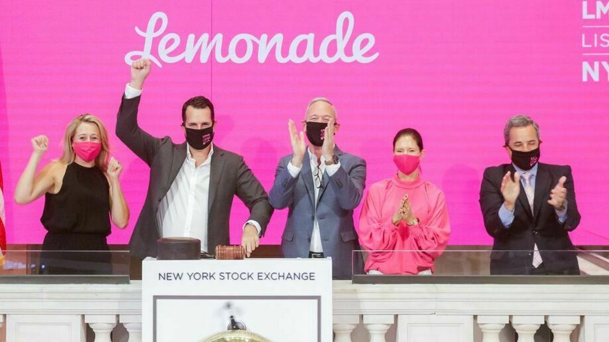 Daniel Schreiber, CEO og Shai Wininger, COO i Lemonade da selskapet gikk på børs i 2020 - her sammen med New York stock exchange-leder Chris Taylor.