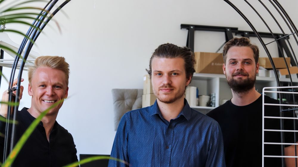 Didrik Dimmen (daglig leder), Eivind Hyldmo (teknologisjef) og Jostein Kvitvang (driftssjef) i hjemmedyrkingsoppstarten Auk. På det lille kontoret i Ullevålsveien må man konkurrere om plassen med ruccola, basilikum og chiliplanter.