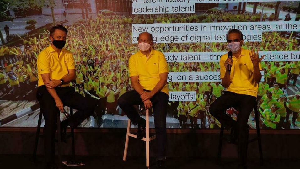 Sigve Brekke i midten på allmøte med ansatte i Digi i Malaysia 8. april 2021 da fusjonsplanene med konkurrenten Celcom ble kunngjort. Til venstre: Telenors Asia-sjef Jørgen C. Arentz Rostrup, og administrerende direktør i Digi, Albern Murty.