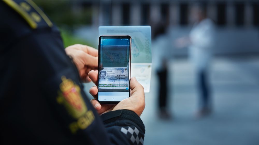 Brukere av appen Anom har trodd de var anonyme. I virkeligheten har all kommunikasjonen deres havnet hos politiet.